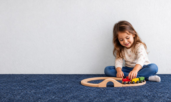 Kind speelt met houten trein